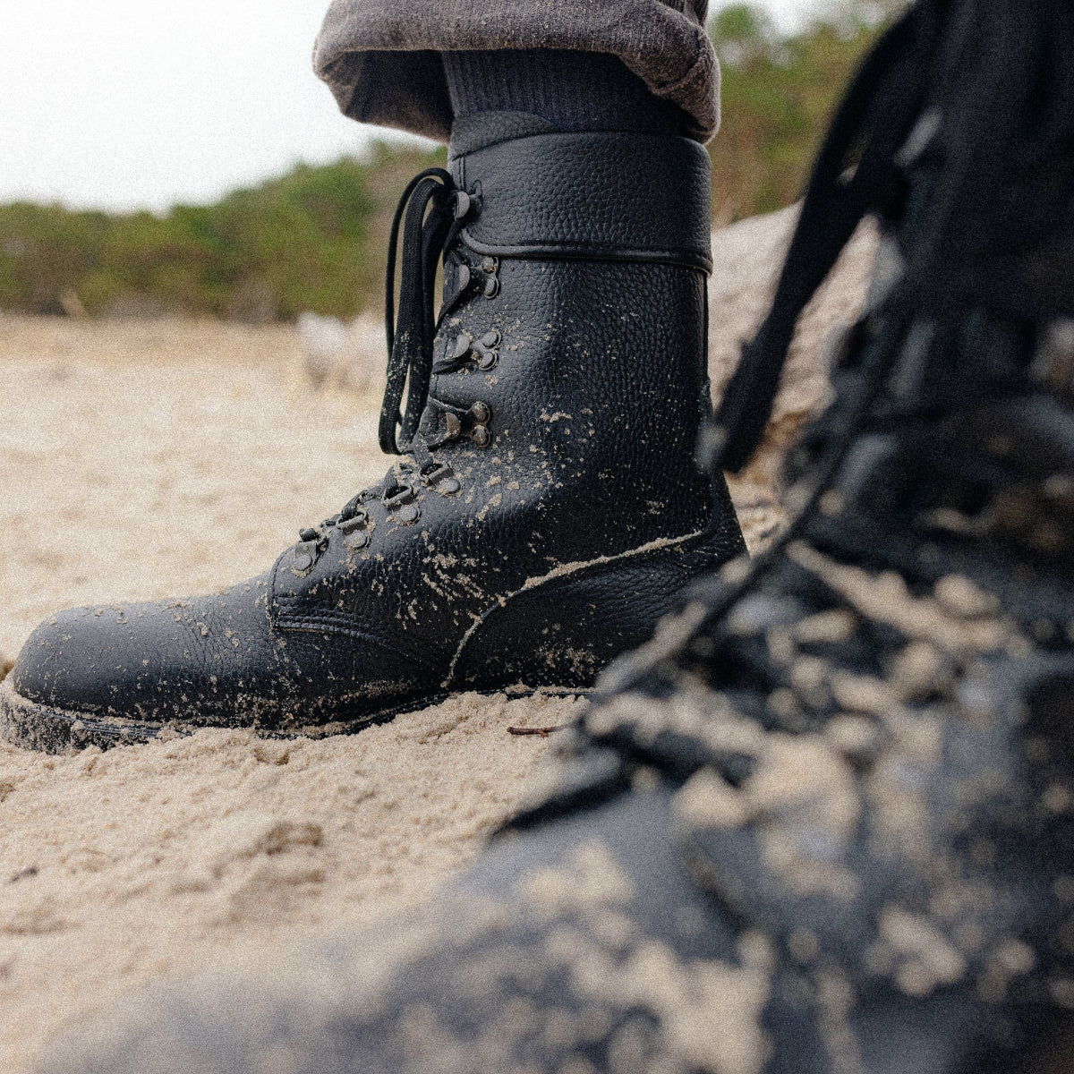 Ett par använda M77 kängor på stranden