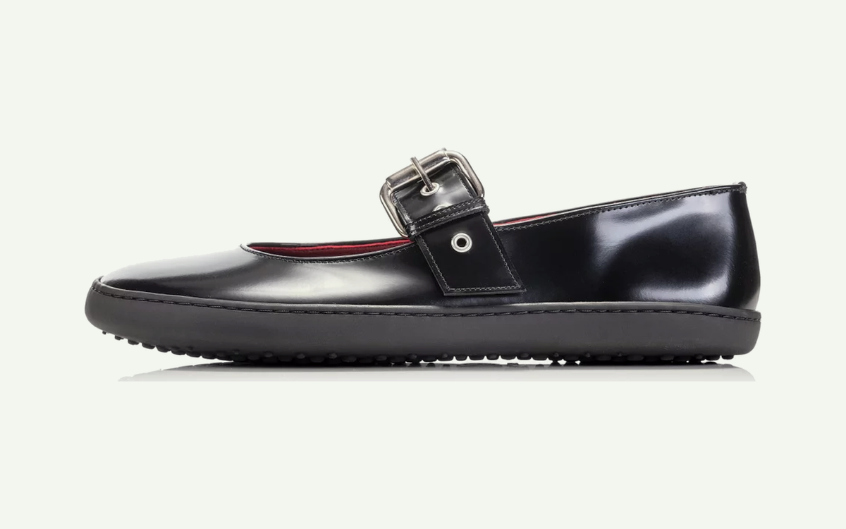 Shapen | Poppy | Sandal with interchangeable straps fotograferad från sidan med utpekade detaljer