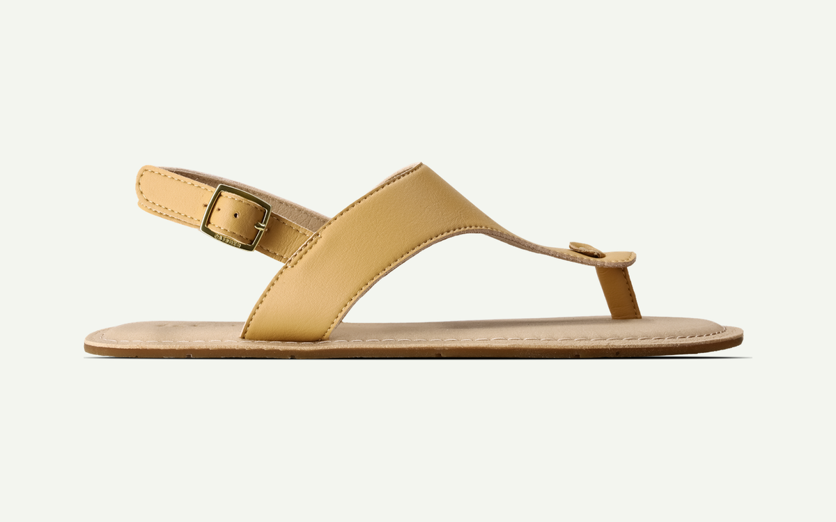 Be Lenka | Promenade | Leather sandal fotograferad från sidan med utpekade detaljer