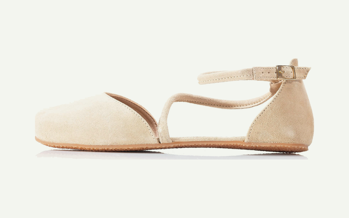 Shapen | Orchid | Moccasin sandal with award-winning design  fotograferad från sidan med utpekade detaljer
